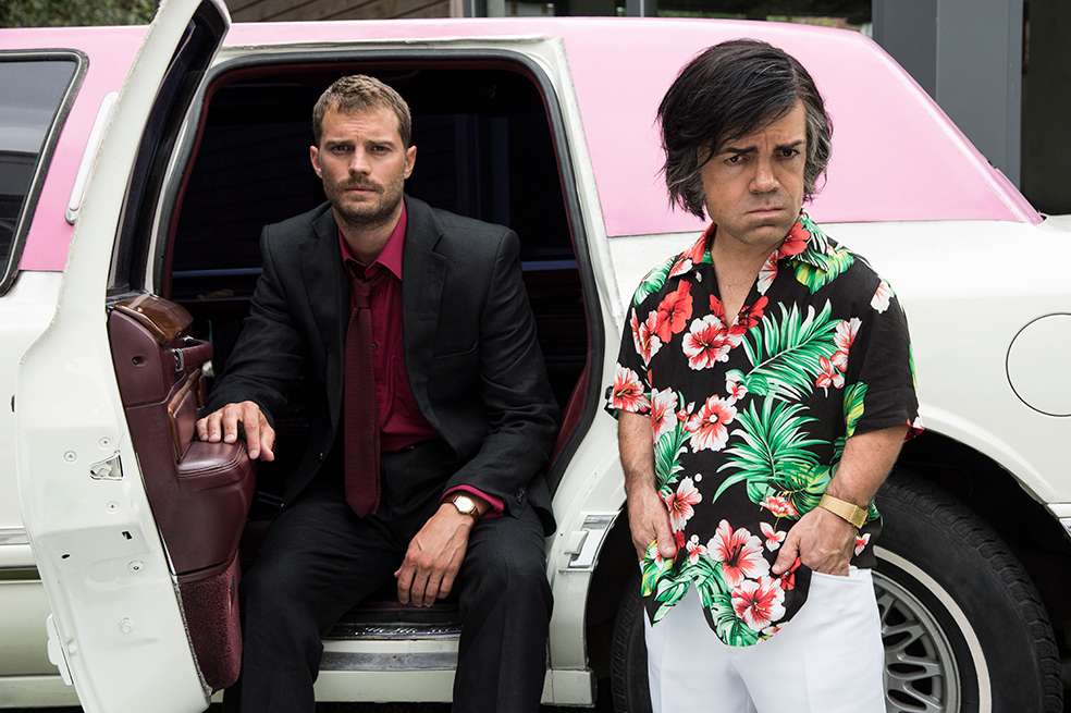 Jamie Dornan como Danny Tate y Peter Dinklage como Hervé Villechaize en "My dinner with Hervé". / Cortesía