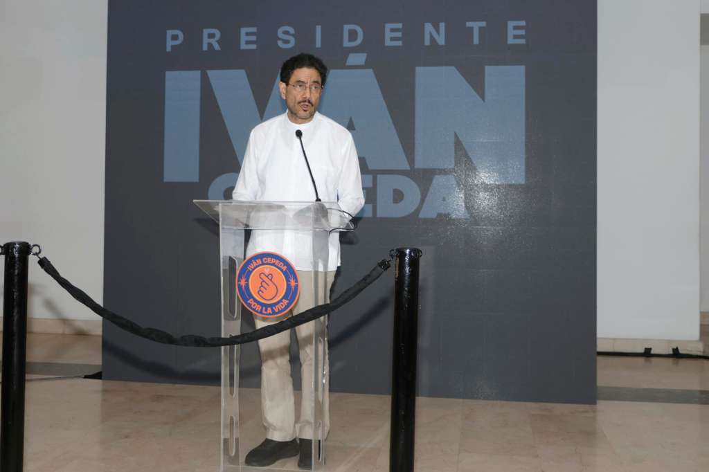 AME1360. BARRANQUILLA (COLOMBIA), 15/06/2026.- El candidato de la izquierda a la Presidencia de Colombia, Iván Cepeda, habla en una rueda de prensa este lunes, en Barranquilla (Colombia). EFE/ Ricardo Maldonado Rozo