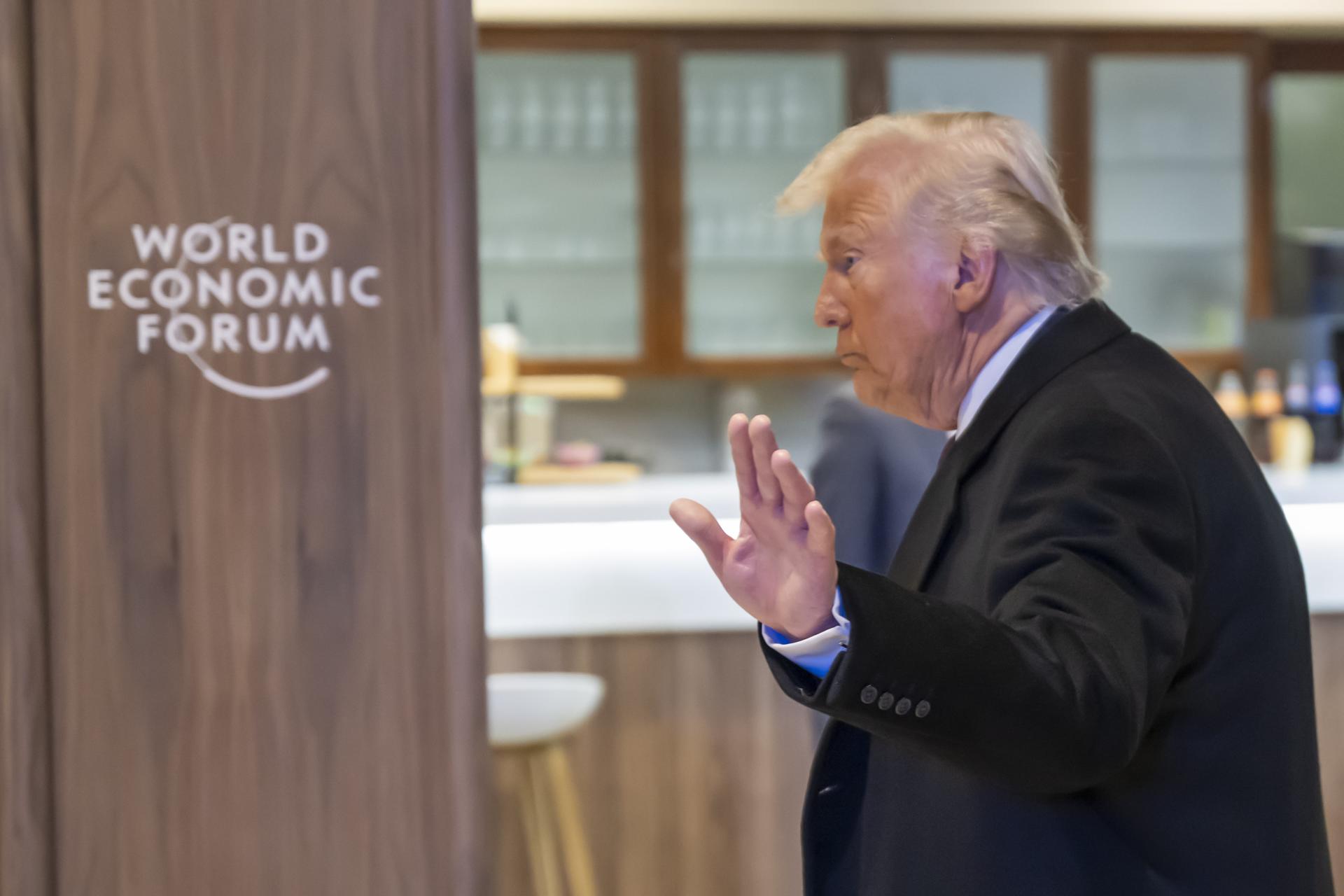 DAVOS (Switzerland), 22/01/2026.- US President Donald Trump leaves at the Annual Meeting of the World Economic Forum (WEF), in Davos, Switzerland, 22 January 2026. The 2026 summit, running from 19 to 23 January and held under the theme 'A Spirit of Dialogue,' brings together global political leaders, corporate executives, and scientists to address international challenges. (Suiza) EFE/EPA/LAURENT GILLIERON