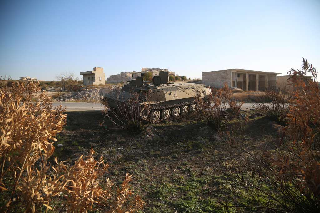 Maarat Al-numan (Syrian Arab Republic), 30/11/2024.- Opposition fighters investigate tanks abandoned by the Syrian army, after they took control of the city of Maarat al-Numan where the international road M5 passes through it, in Maarat al-Numan, Syria, 30 November 2024, following a large offensive by rebel forces November 27, taking large parts of the country's second-biggest city. The offensive triggered Russian strikes on Aleppo 30 November 2024, the first since 2016, and saw Syria's military withdraw its troops from the city. The attack was led by the Islamist militant group Hayat Tahrir al-Sham (HTS). (Rusia, Siria) EFE/EPA/BILAL AL HAMMOUD