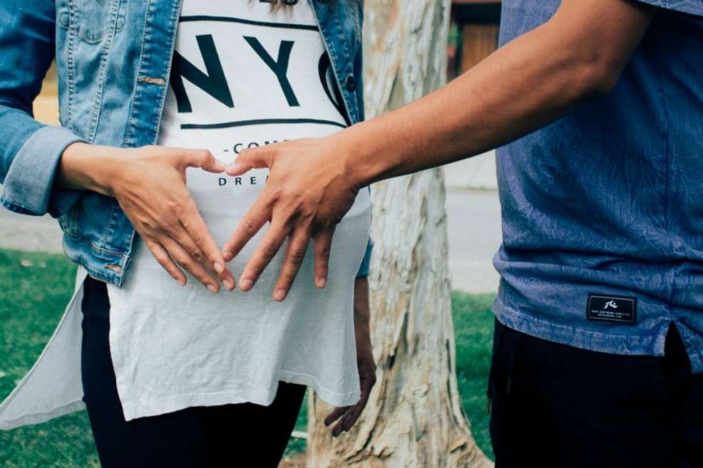 El porcentaje de adolescentes que ya son padres es dos veces mayor entre los que consideran que el rol activo en la sexualidad es propio de los hombres. / Pixabay