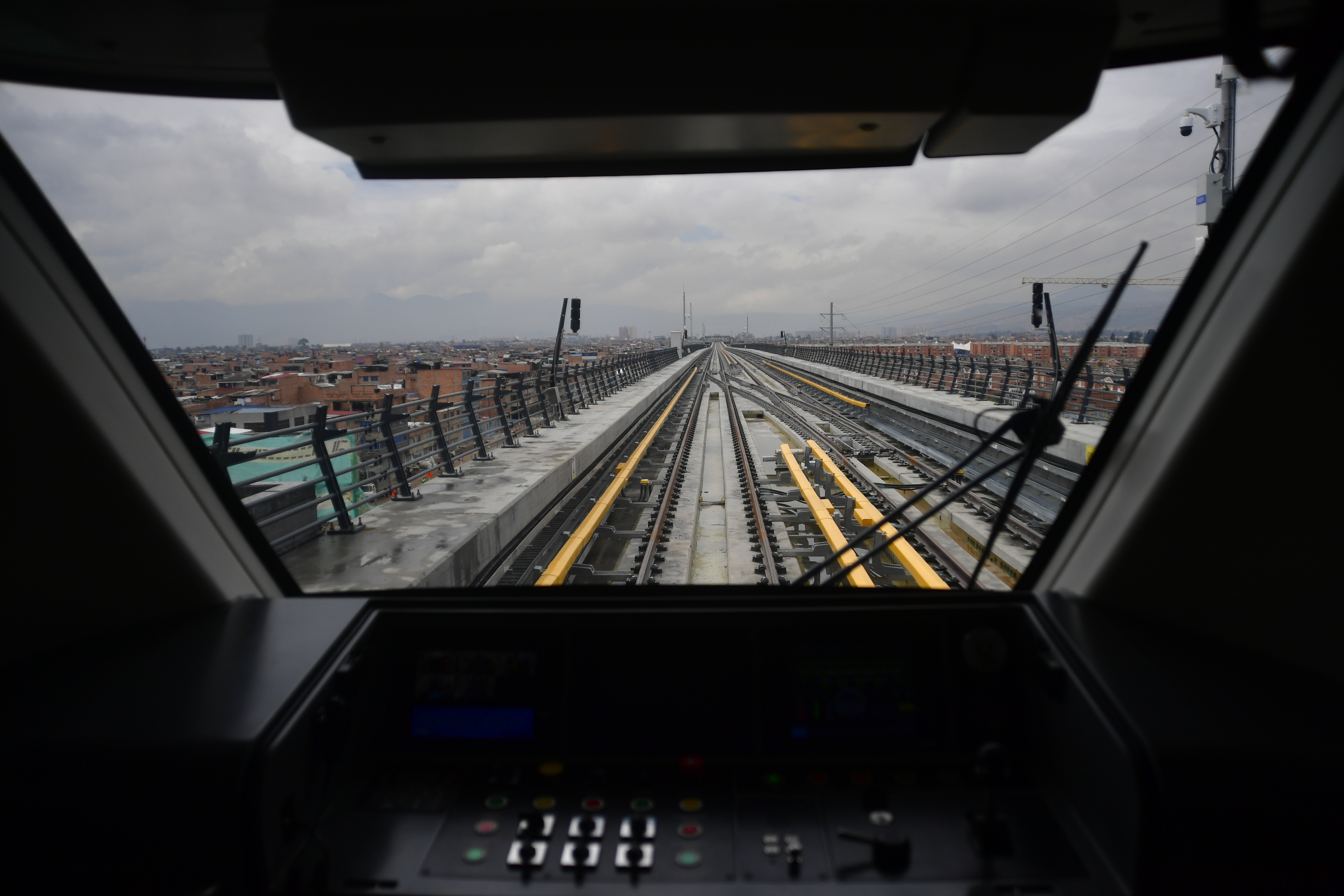Primeros recorridos autónomos y energizados de los trenes de la Línea 1 del Metro de Bogotá sobre el viaducto entre la estación uno (Gibraltar) y a estación dos al sur de la ciudad. El recorrido contó con pasajeros invitados y asistentes que observaban el movimiento de los vagones sobre los rieles.