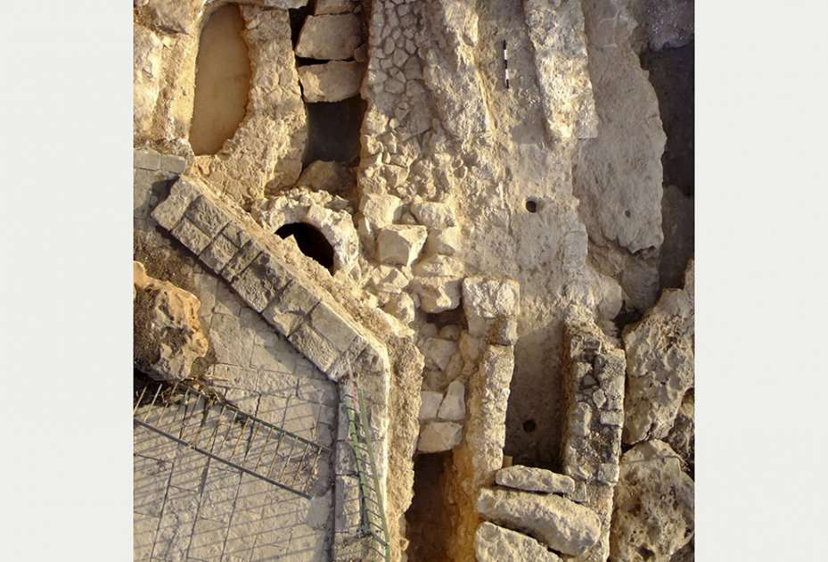 Arqueólogos israelíes han descubierto el principal acueducto por el que la antigua Jerusalén se abastecía de agua y que a partir del siglo XVI sirvió para alimentar su principal embalse, la "Piscina del Sultán" otomano Suleiman el Magnífico. / EFE