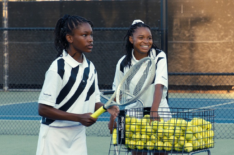 Demi Singleton y Saniyya Sidney en una escena de la película King Richard, interpretando sus papeles de Serena y Venus Williams. / Cortesía: Warner Bros.