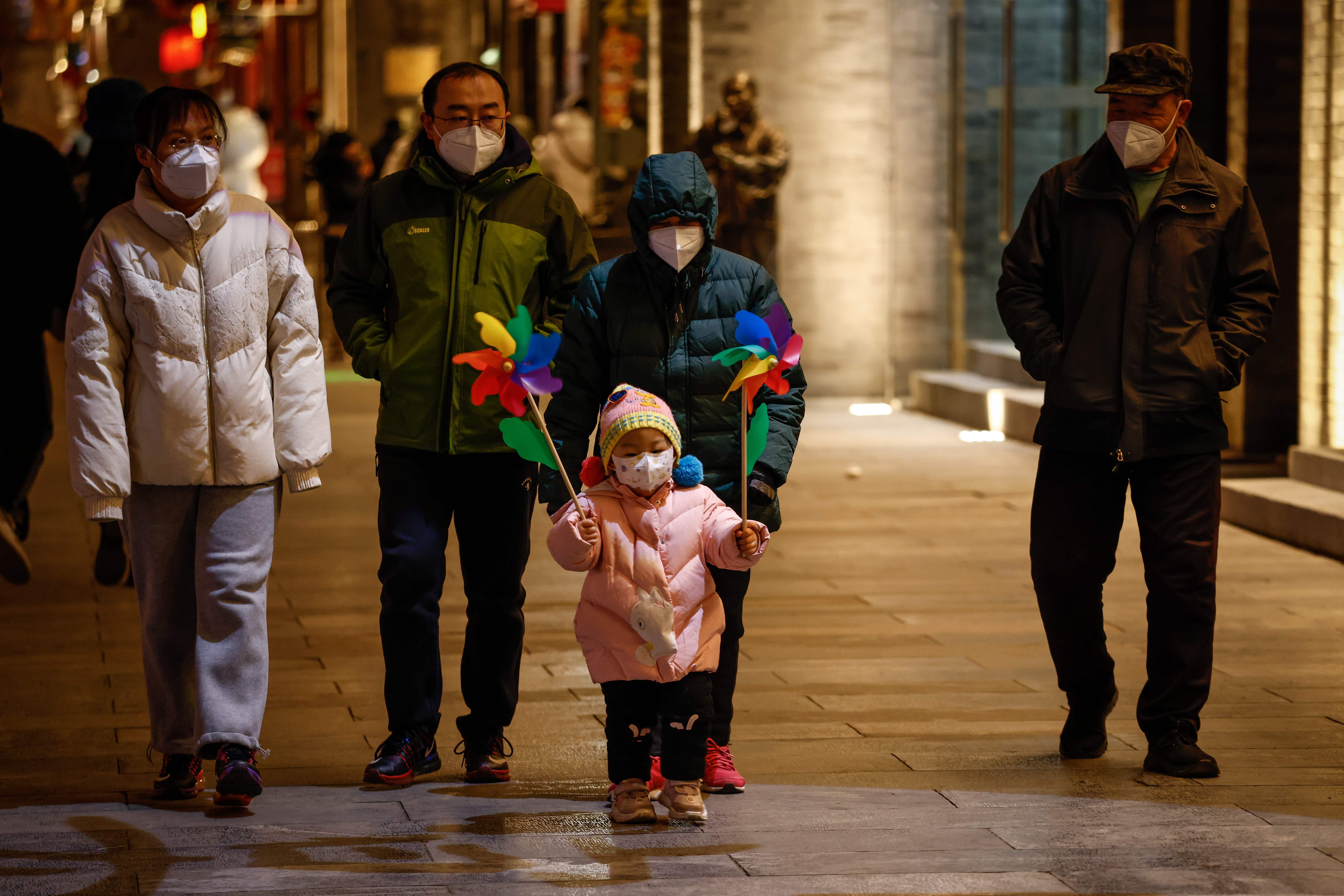 Beijing (China), 20/01/2023.- A child holds pinwheel toys at a shopping district in Beijing, China, 20 January 2023. China's health authorities reported that Covid-19 patients needing critical care have peaked as millions of people travel for Lunar New Year celebrations for the first time since the pandemic began. EFE/EPA/MARK R. CRISTINO