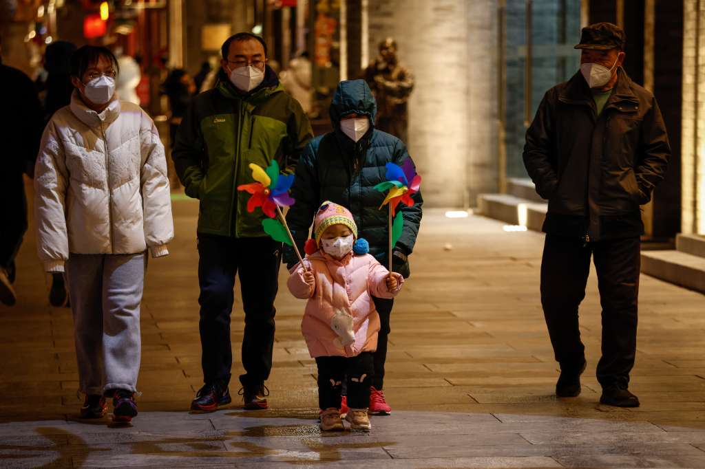 Beijing (China), 20/01/2023.- A child holds pinwheel toys at a shopping district in Beijing, China, 20 January 2023. China's health authorities reported that Covid-19 patients needing critical care have peaked as millions of people travel for Lunar New Year celebrations for the first time since the pandemic began. EFE/EPA/MARK R. CRISTINO