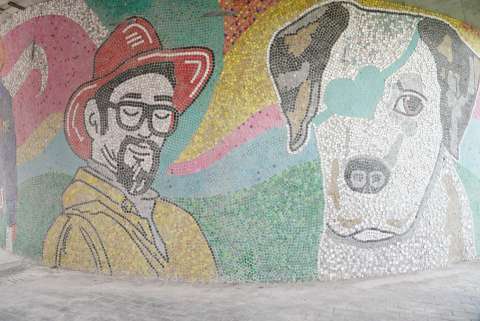 El mural hecho con 80.000 tapas recicladas en la estación Bicentenario