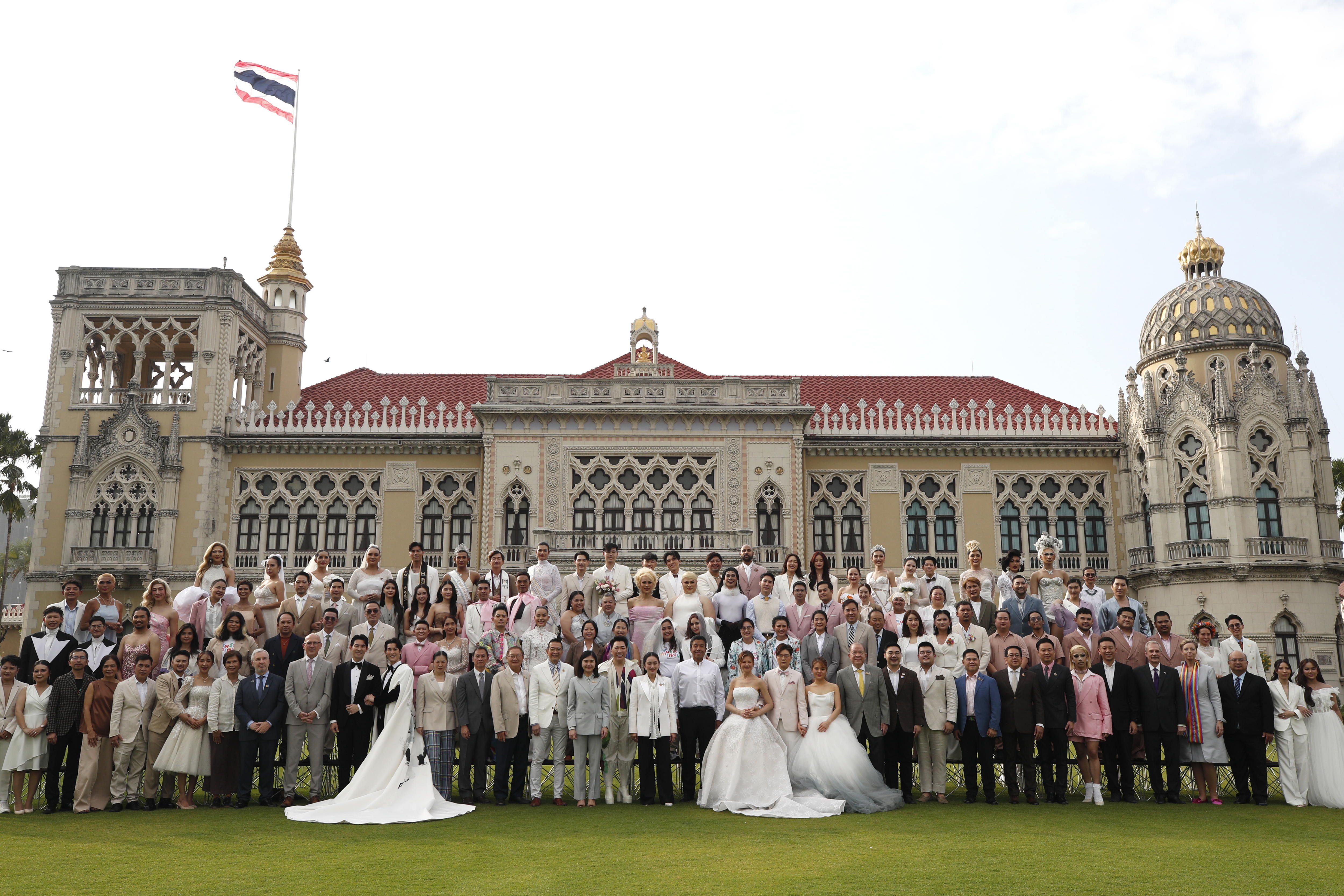 Bangkok (Thailand), 15/01/2025.- Same-sex couples pose for a photo with Thai Prime Minister Paetongtarn Shinawatra (front row, C) during a photoshoot at the Government House in Bangkok, Thailand, 15 January 2025, to promote the Marriage Equality bill, which is scheduled to take effect on 22 January 2025. Thailand will become the first Southeast Asian country and the third Asian nation to legalize same-sex marriage. (Tailandia) EFE/EPA/RUNGROJ YONGRIT
