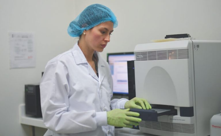 El complejo proceso detrás de las pruebas de COVID-19