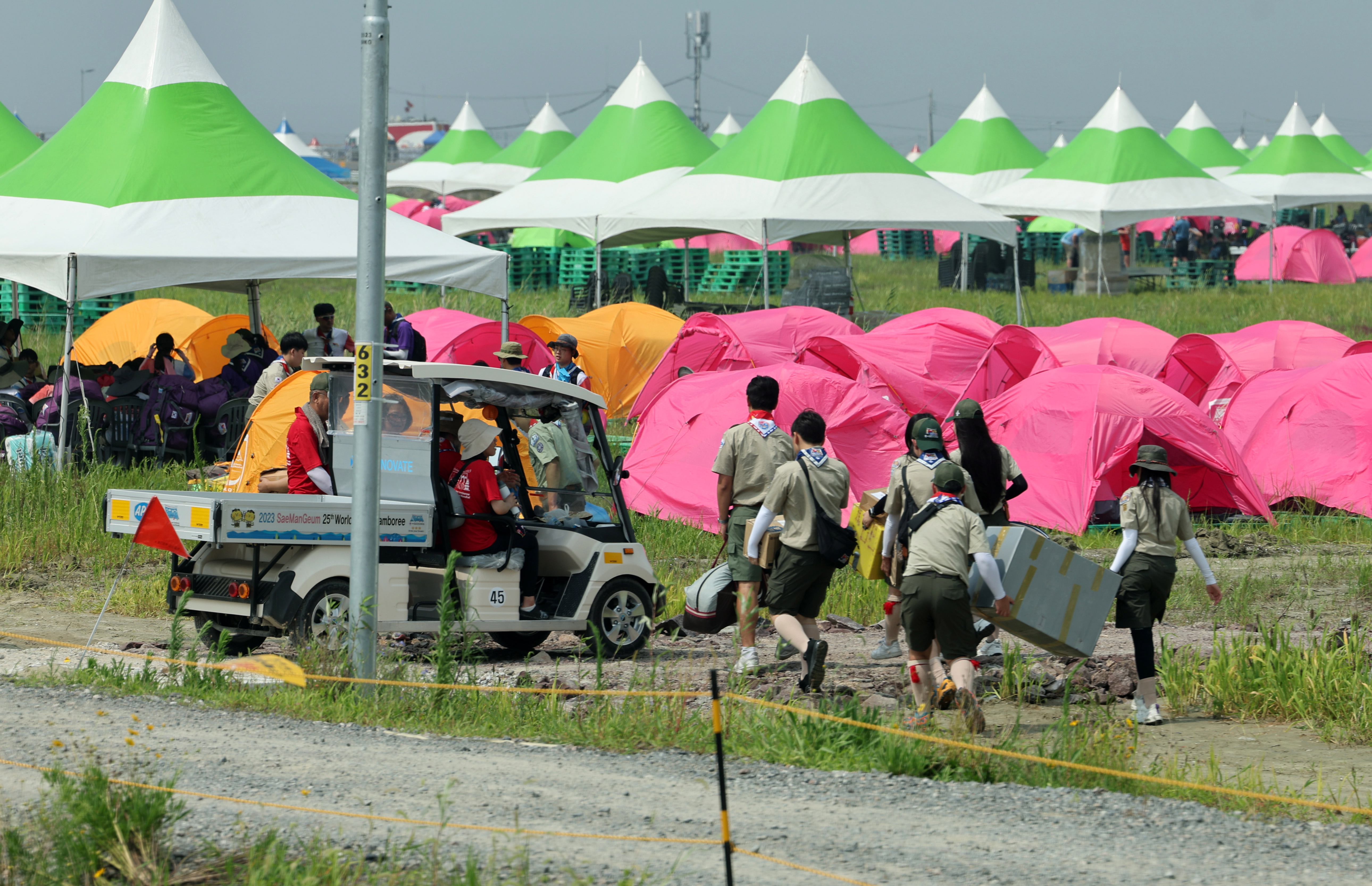Buan (Korea, Republic Of), 01/08/2023.- Attendees of the 25th World Scout Jamboree arrive at a scout camping site in the Saemangeum reclamation area in Buan, North Jeolla Province, on South Korea's west coast, 01 August 2023, as the international event kicks off later in the day for a 12-day run. (Corea del Sur) EFE/EPA/YONHAP SOUTH KOREA OUT