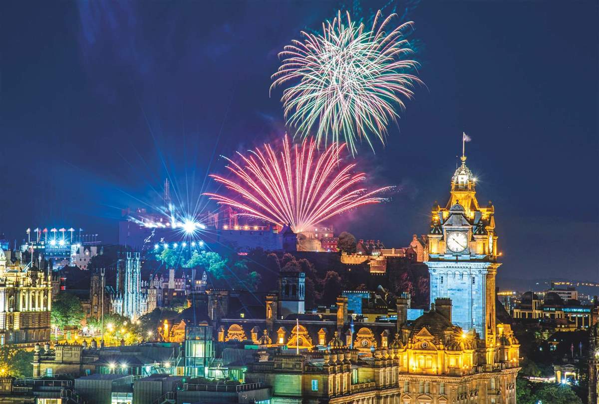 Esta fotografía es de la celebración Hogmanay, realizada en Edimburgo, Escocia, un destino imperdible para esta época según la selección del Grupo Air France KLM.