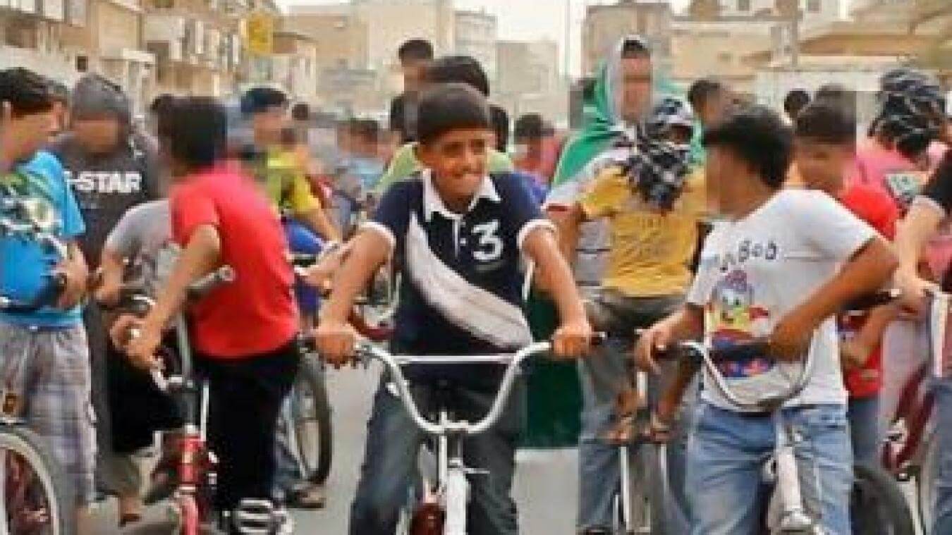 Esta protesta en bicicleta cuando tenía 10 años podría costarle la vida a Murtaja Qureiris. / Archivo particular