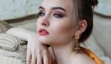 ¿Cómo hacer que la base de maquillaje se vea natural y no acartonada?