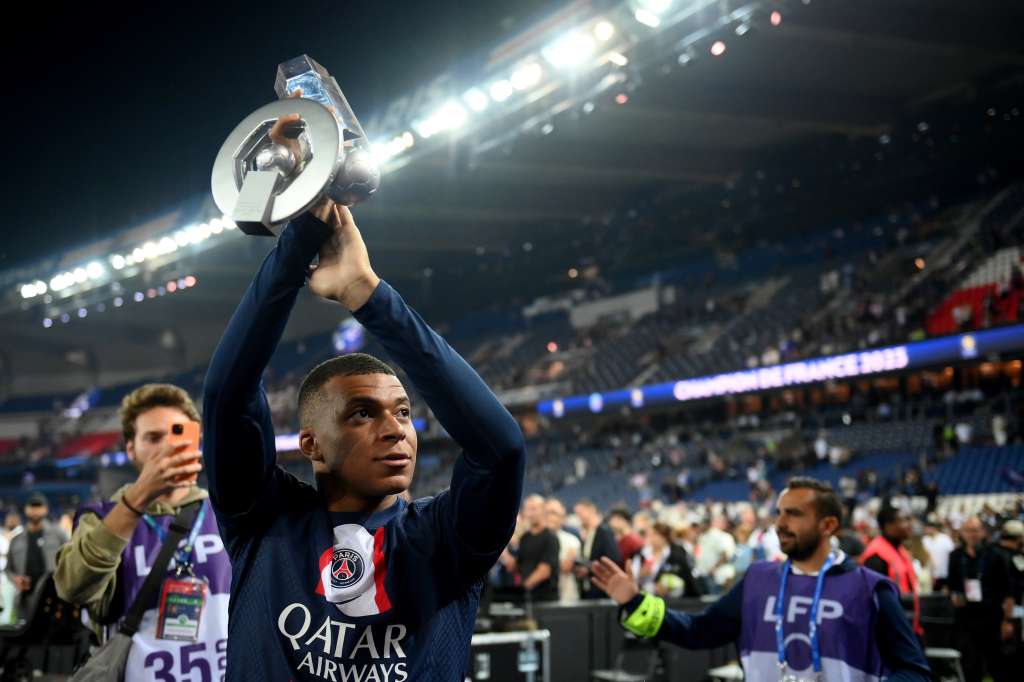 Paris (France), 03/06/2023.- Paris Saint-Germain's French forward Kylian Mbappe lifts his trophy during the 2022-2023 Ligue 1 championship trophy ceremony following the French Ligue 1 soccer match between Paris Saint Germain and Clermont Foot 63 in Paris, France, 03 June 2023. (Francia) EFE/EPA/FRANCK FIFE / POOL MAXPPP OUT