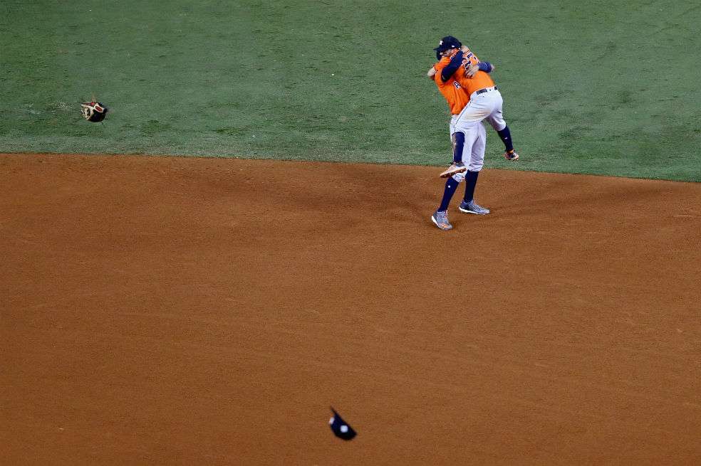 Carlos Correa y José Altuve se abrazan después de que los Astros lograran su primer título de Serie Mundial. / AFP