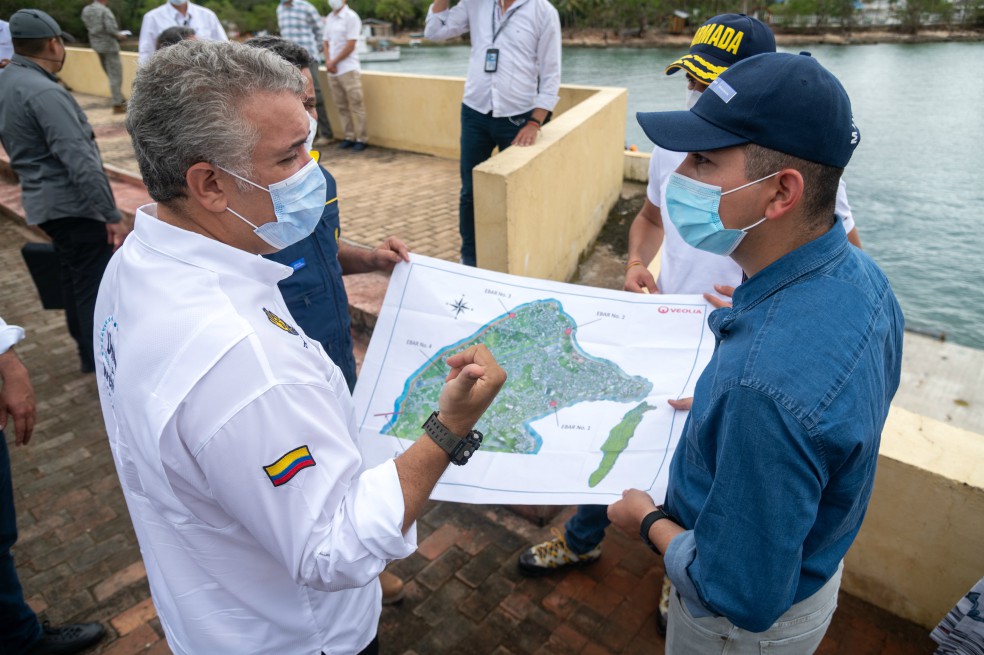 El presidente Iván Duque y el ministro de Vivienda, Jonathan Malagón, durante su visita de trabajo en San Andrés.
