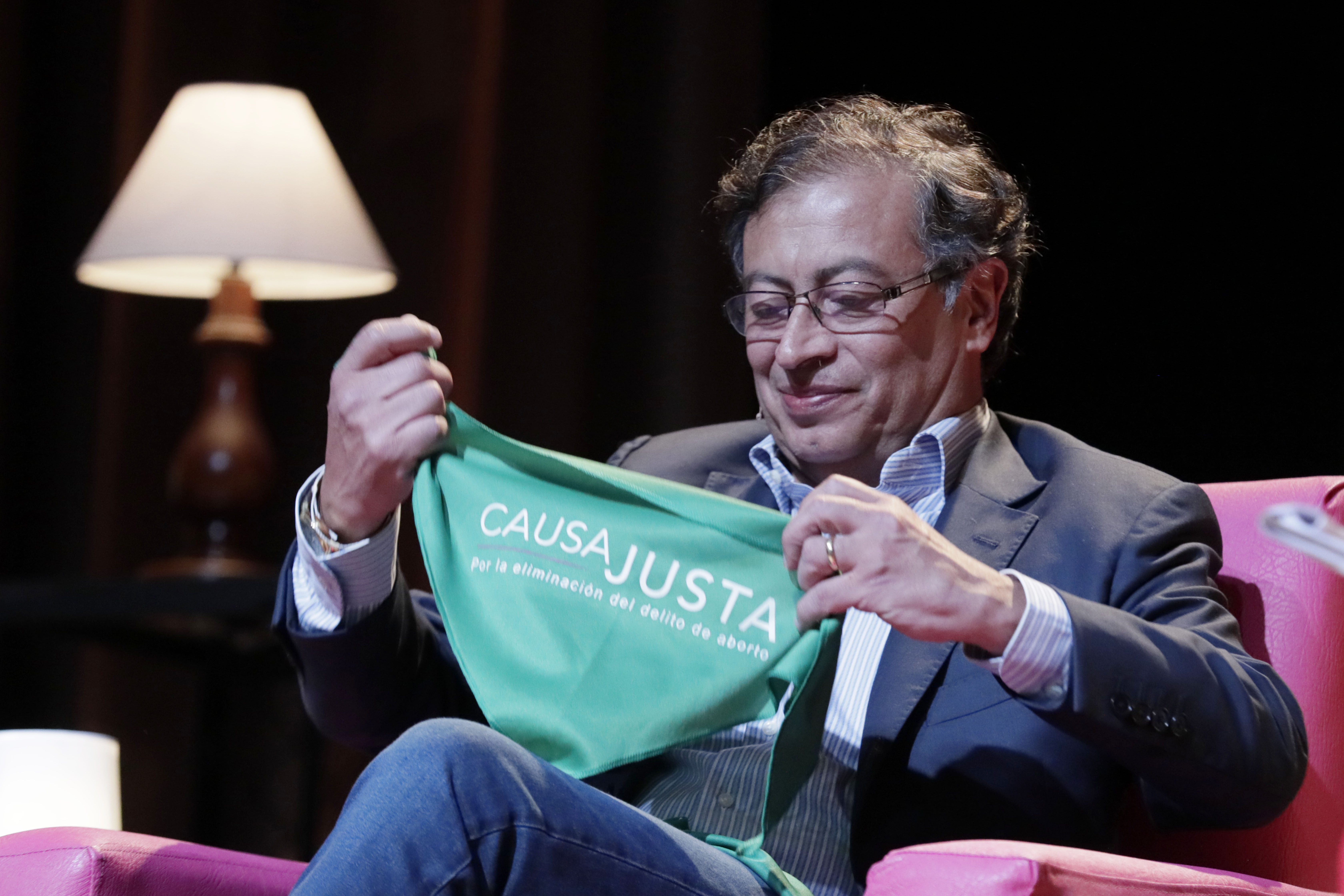 BOG400 BOGOTÁ (COLOMBIA), 02/06/2022.- El candidato presidencial colombiano Gustavo Petro, de la coalición de izquierda Pacto Histórico, se coloca hoy un pañuelo verde en defensa del aborto legal, durante El Debate Feminista 2022 en Bogotá (Colombia). Organizaciones feministas se reunieron este jueves con el candidato presidencial colombiano Gustavo Petro para debatir sobre la agenda política para la mujer colombiana en el periodo 2022-2026. EFE/ Carlos Ortega