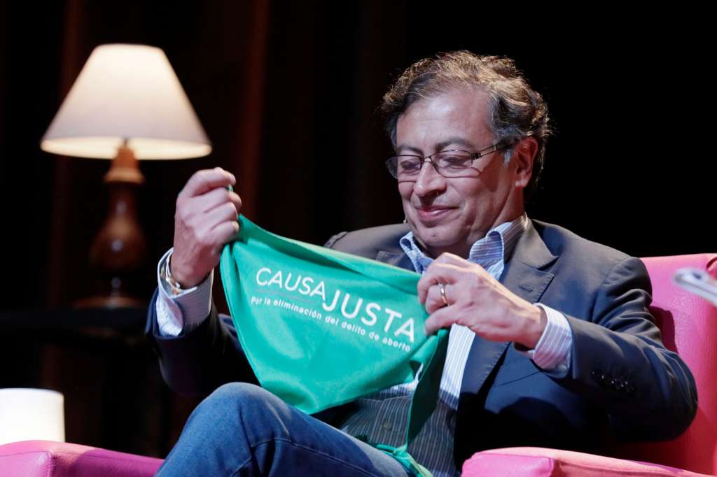 BOG400 BOGOTÁ (COLOMBIA), 02/06/2022.- El candidato presidencial colombiano Gustavo Petro, de la coalición de izquierda Pacto Histórico, se coloca hoy un pañuelo verde en defensa del aborto legal, durante El Debate Feminista 2022 en Bogotá (Colombia). Organizaciones feministas se reunieron este jueves con el candidato presidencial colombiano Gustavo Petro para debatir sobre la agenda política para la mujer colombiana en el periodo 2022-2026. EFE/ Carlos Ortega