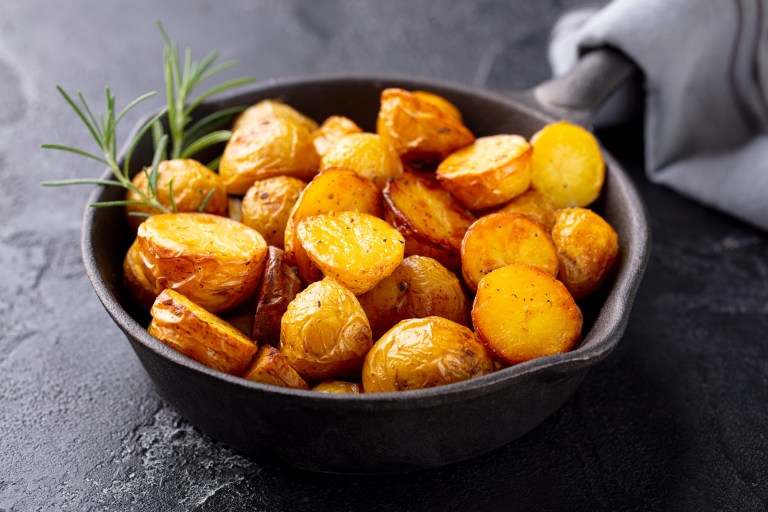Así se preparan las papas crocantes al horno
