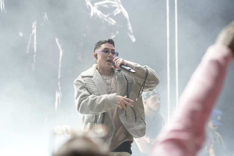 Andy Rivera se presentó con su show en el lanzamiento de Anyeluz Makeup en Medellín.