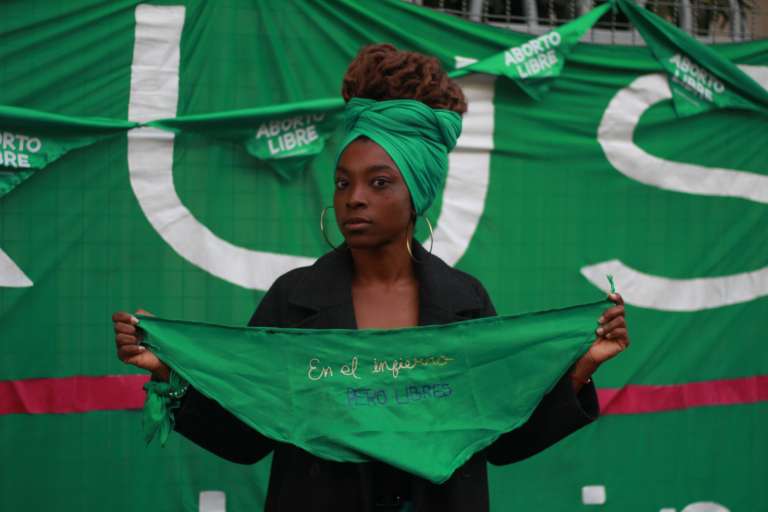 El pañuelo verde se convirtió en el símbolo de la lucha por el derecho al aborto en América Latina. Nació en Argentina.