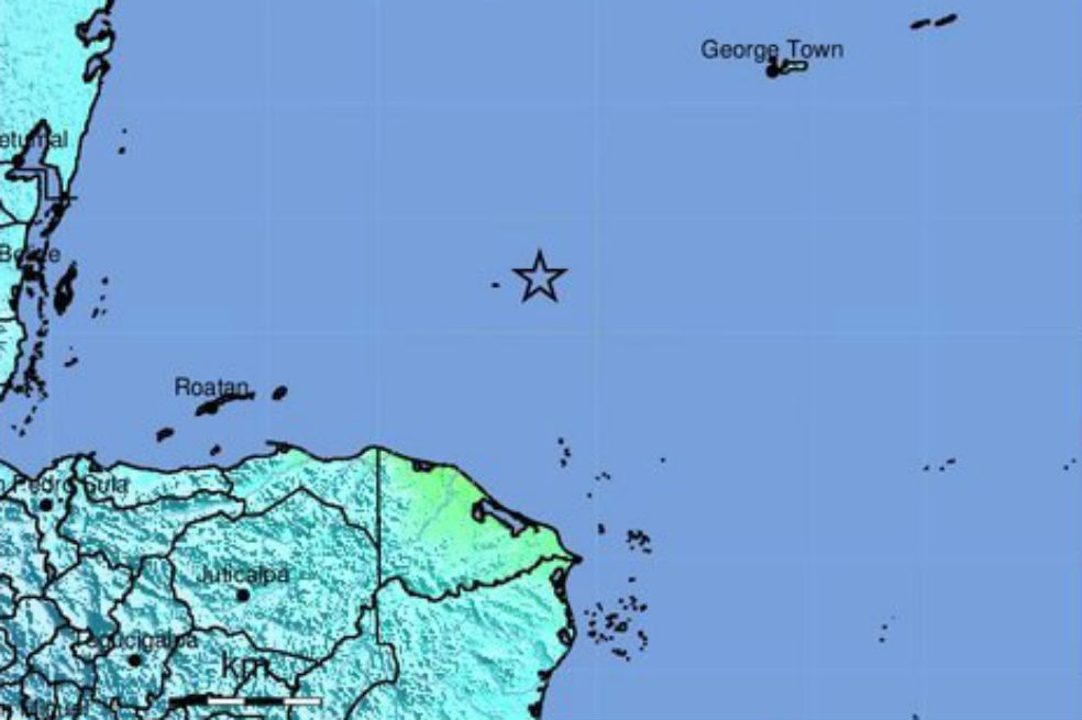 Imagen cedida por el Servicio Geológico de los Estados Unidos (USGS), de un mapa de movimientos telúricos que muestra el epicentro (marcado con una estrella) del fuerte terremoto de magnitud 7,8 en la escala de Richter que sacudió las áreas entre Honduras y Cuba y provocó una alerta por tsunami.
/ Agencia EFE
