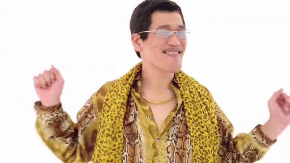 El comediante japonés Kosaka Daimaou, en su single “Pen-pineapple-apple-pen”. / Youtube.