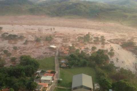 Al menos 17 muertos deja colapso de presa de residuos mineros en Brasil