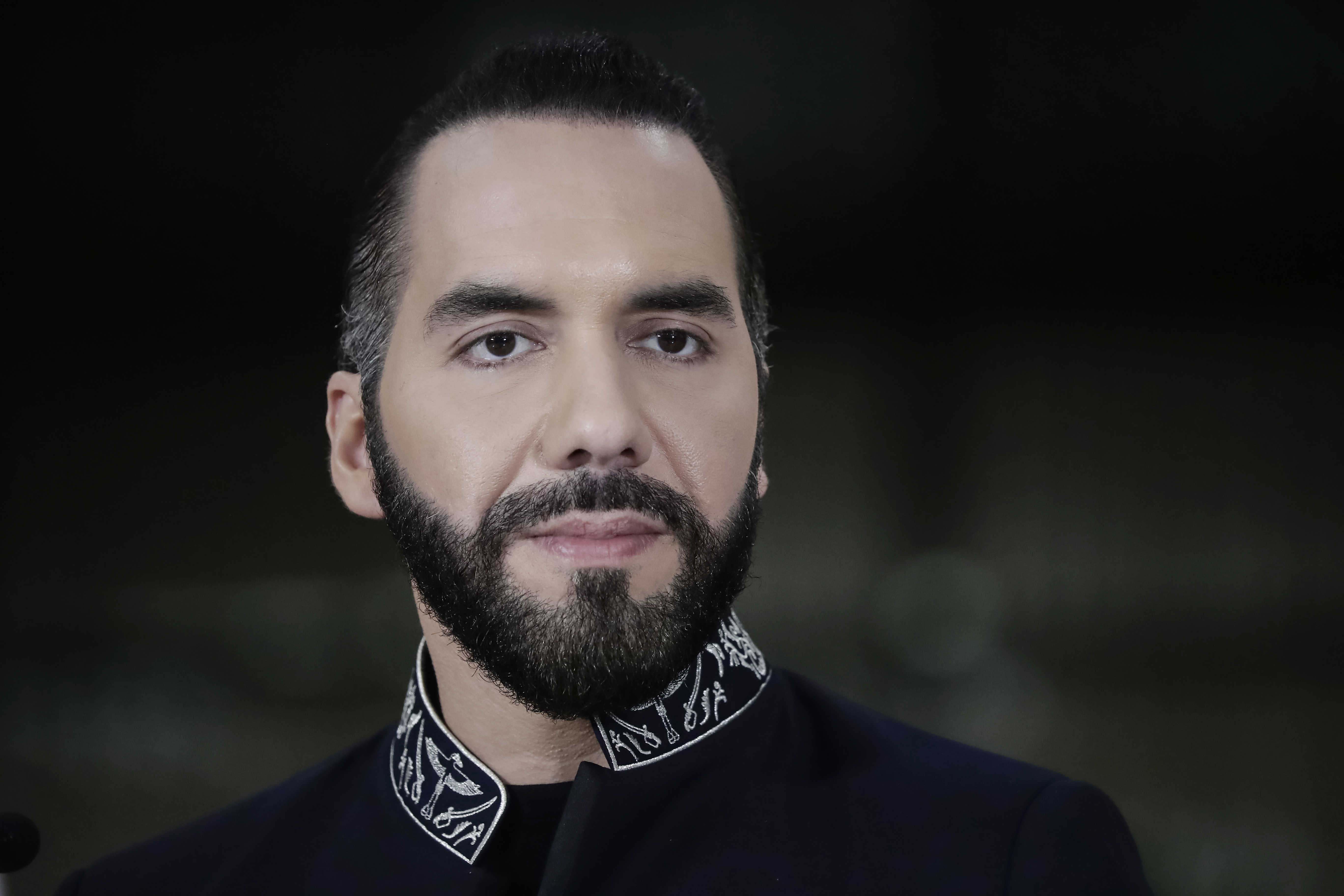 SAN JOSÉ (COSTA RICA), 11/11/2024.- El presidente de El Salvador, Nayib Bukele, habla tras ser condecorado este lunes en San José (Costa Rica). El presidente Chaves condecoró a Bukele por los avances de ese país en seguridad, con la Orden Nacional Juan Mora Fernández en el grado Gran Cruz Placa de Oro, la máxima distinción que Costa Rica otorga a jefes de Estado o de Gobierno distinguidos. EFE/ Jeffrey Arguedas