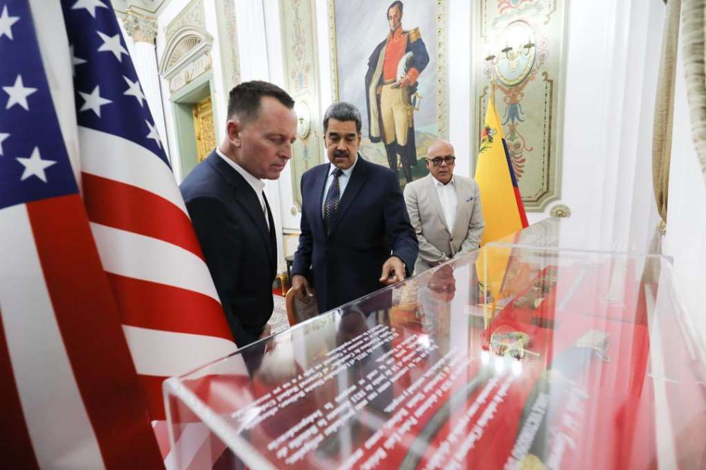 El enviado especial de Donald Trump a Venezuela, Richard Grenell, posa junto a Nicolás Maduro en Caracas.