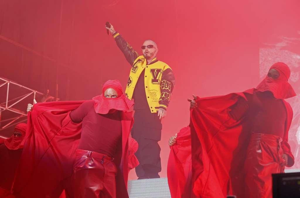 AME6325. BRICEÑO (COLOMBIA), 27/03/2022.- El cantante colombiano J Balvin se presenta la noche del 26 de marzo de 2022 durante el festival Estéreo Picnic, en Briceño, población aledaña a Bogotá (Colombia). El Festival Estéreo Picnic de Bogotá llegó este sábado a su día central con presentaciones de J Balvin, Martin Garrix y C Tangana, tras la conmoción vivida ayer por la muerte del batería Taylor Hawkins horas antes de que Foo Fighters tuviera que salir al escenario principal. EFE/ Mauricio Dueñas Castañeda