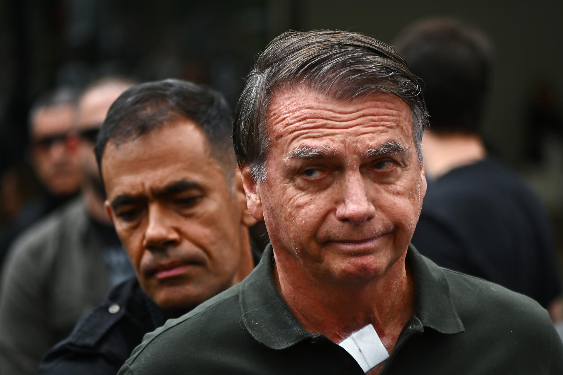 AME9548. BRASILIA (BRASIL), 06/11/2025.- Fotografía de archivo del 14 de septiembre de 2025 que muestra al expresidente de Brasil, Jair Bolsonaro, a su salida del hospital DF Star, en Brasilia (Brasil). La Primera Sala de la Corte Suprema de Brasil iniciará este viernes el análisis de la apelación presentada por la defensa del expresidente Jair Bolsonaro, que supone el último esfuerzo del líder de la extrema derecha por evitar o reducir una condena a 27 años de cárcel por golpismo. EFE/ Andre Borges/ ARCHIVO/ NO VENTAS ZONA EPA
