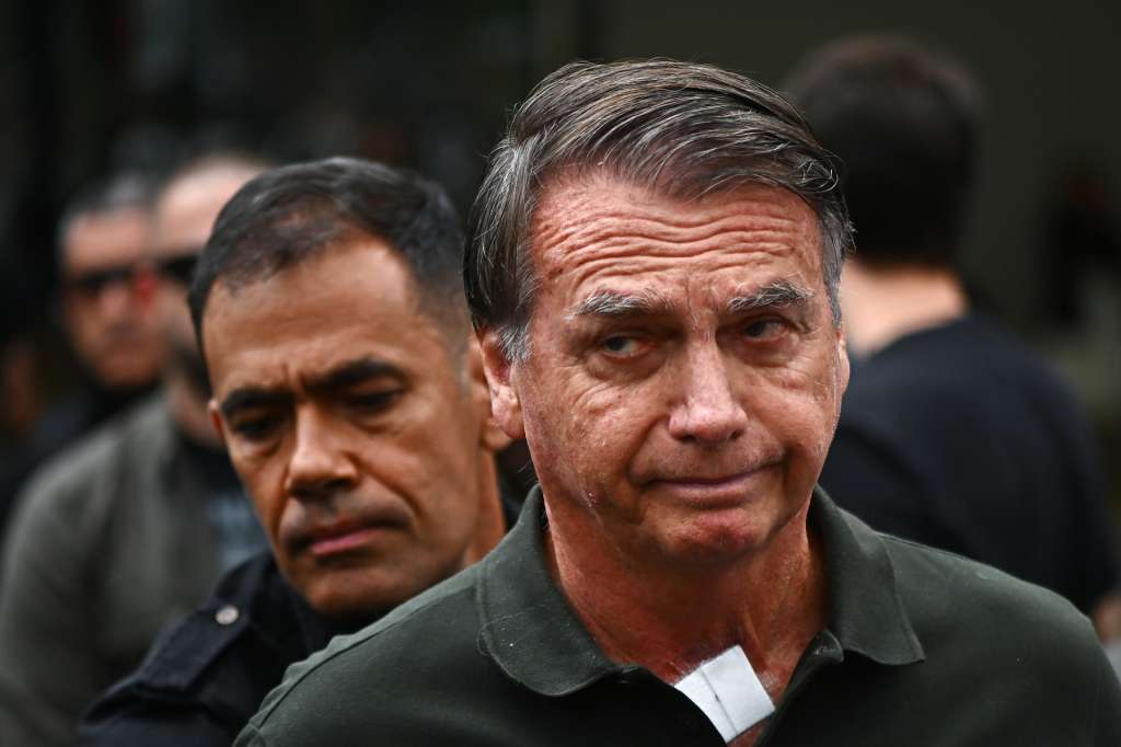 AME9548. BRASILIA (BRASIL), 06/11/2025.- Fotografía de archivo del 14 de septiembre de 2025 que muestra al expresidente de Brasil, Jair Bolsonaro, a su salida del hospital DF Star, en Brasilia (Brasil). La Primera Sala de la Corte Suprema de Brasil iniciará este viernes el análisis de la apelación presentada por la defensa del expresidente Jair Bolsonaro, que supone el último esfuerzo del líder de la extrema derecha por evitar o reducir una condena a 27 años de cárcel por golpismo. EFE/ Andre Borges/ ARCHIVO/ NO VENTAS ZONA EPA