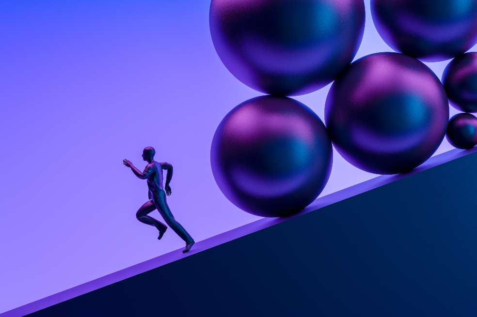 Imagen de un hombre huyendo de unas piedras cayendo.