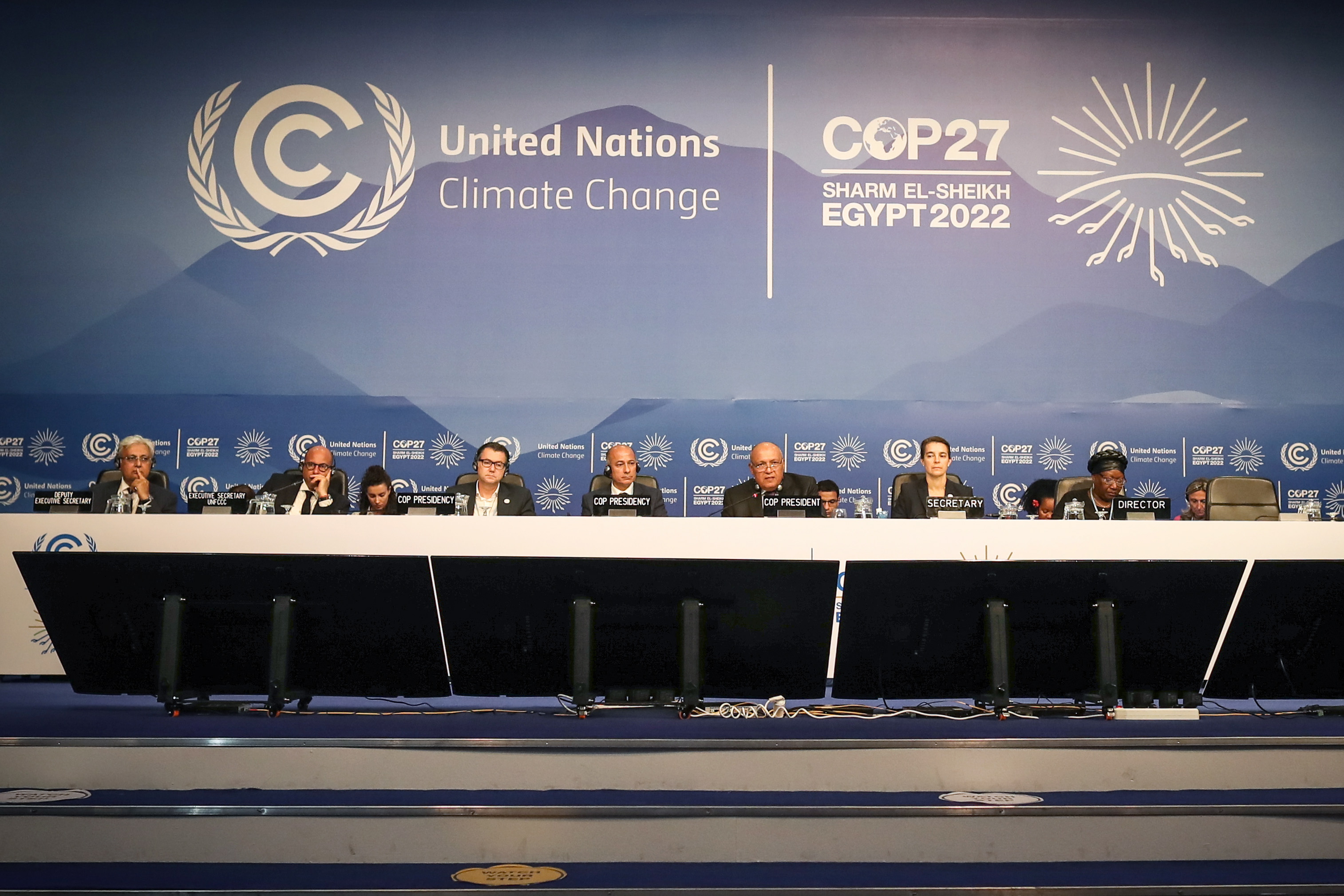 Sharm El Sheikh (Egypt), 18/11/2022.- COP27 President and Egypt's Foreign Minister Sameh Shoukry (3-R) speaks at the 2022 United Nations Climate Change Conference (COP27), in Sharm El-Sheikh, Egypt, 18 November 2022. The 2022 United Nations Climate Change Conference (COP27), runs from 06-18 November, and is expected to host one of the largest number of participants in the annual global climate conference as over 40,000 estimated attendees, including heads of states and governments, civil society, media and other relevant stakeholders will attend. The events will include a Climate Implementation Summit, thematic days, flagship initiatives, and Green Zone activities engaging with climate and other global challenges. (Egipto) EFE/EPA/SEDAT SUNA