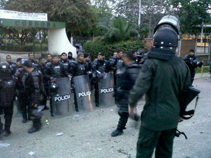 Escuadrón Móvil Antidisturbios esperando afuera de la Universidad de Córdoba.