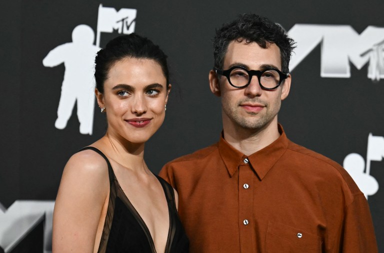 El músico y productor discográfico estadounidense Jack Antonoff y su esposa, la actriz Margaret Qualley,