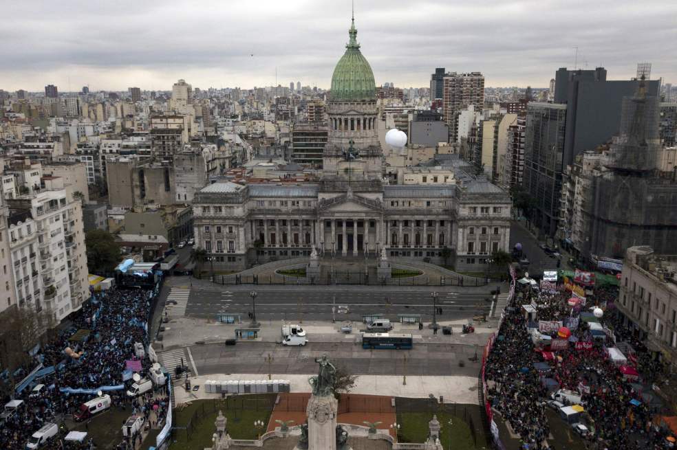Panorámica de la Plaza de los dos Congresos en Buenos Aires, en donde confluyen manifestantes a favor y en contra. / AFP y EFE