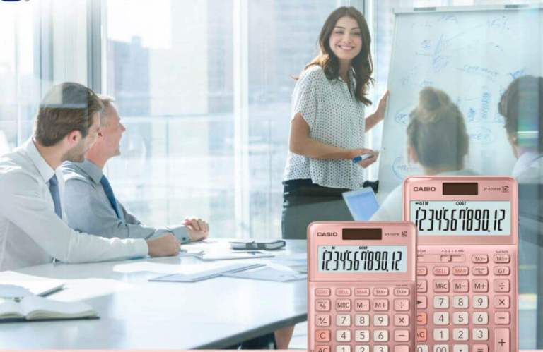 Las niñas de rosado, los niños de azul: Casio se disculpa con las mujeres por una polémica calculadora