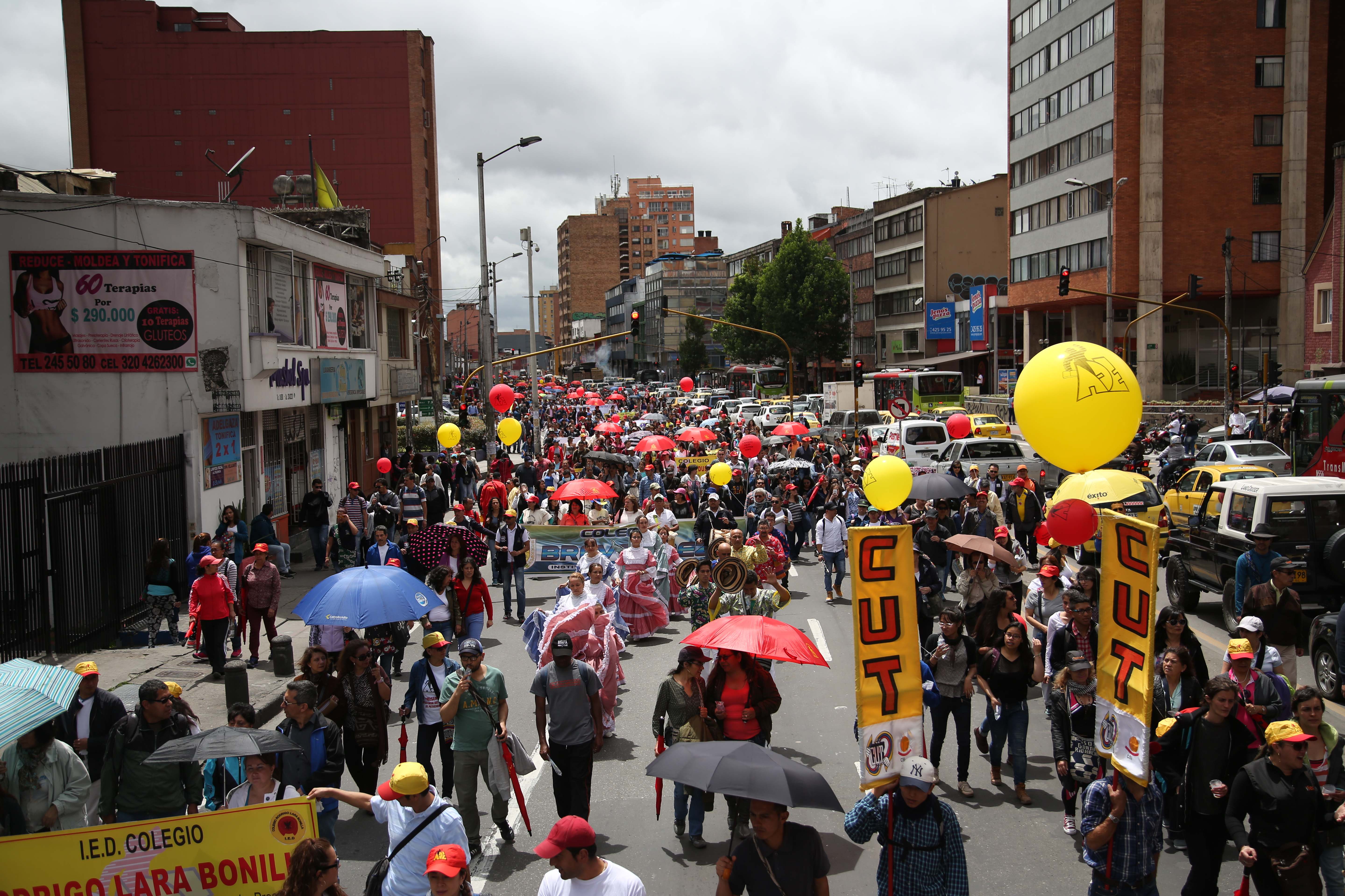 Docentes protestan en Bogotá por el mal servicio de salud, por deudas de prestaciones económicas, primas y pagos a quienes enseñan en zonas apartadas.