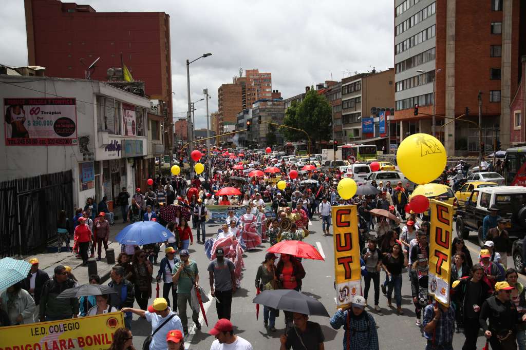 Docentes protestan en Bogotá por el mal servicio de salud, por deudas de prestaciones económicas, primas y pagos a quienes enseñan en zonas apartadas.
