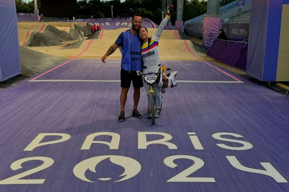 La triple medallista olímpica colombiana Mariana Pajón, en compañía de su esposo y entrenador, Vincent Pelluard.