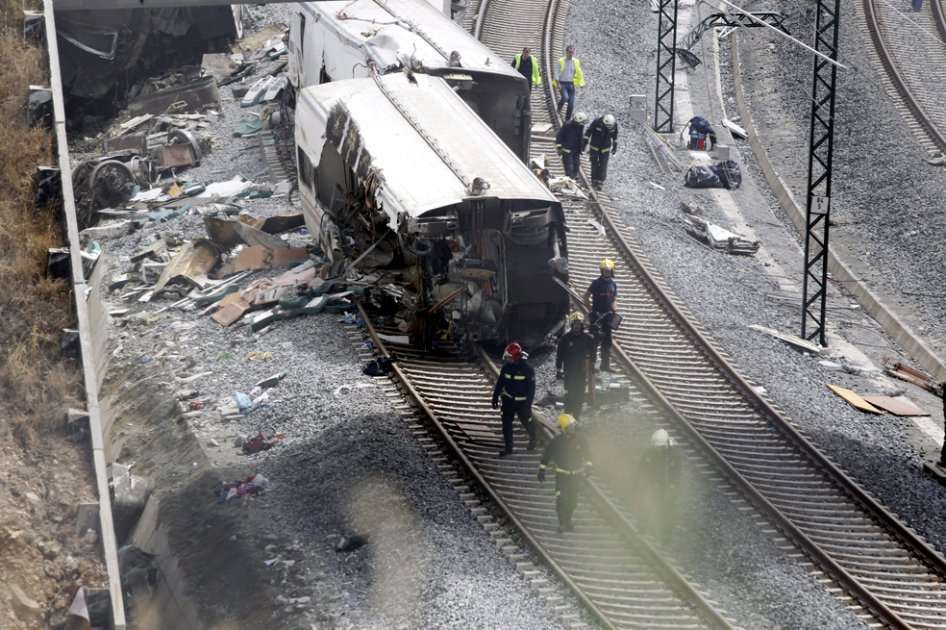 Operarios y bomberos trabajan en el lugar del accidente de tren ocurrido anoche en Santiago de Compostela, en el que han muerto al menos 78 personas.