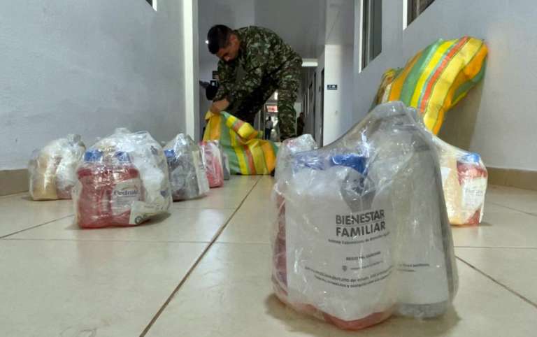 AME333. SAN JOSÉ DEL GUAVIARE (COLOMBIA), 20/05/2023.- Fotografía cedida por el Ejército de Colombia que muestra varias bolsas de "supervivencia" con elementos que podrían ser útiles para los menores en la selva y que serán lanzadas con la intención de que lleguen a manos de los cuatro niños perdidos desde hace 20 días después de un accidente aéreo en el sur de Colombia, hoy, en San José del Guaviare (Guaviare). Los equipos de rescate han intensificado en los últimos días la búsqueda en la zona selvática del sur del país donde el pasado 1 de mayo se accidentó un avión para tratar de encontrar con vida a Lesly Mukutuy, de 11 años; a Soleiny Mukutuy, de 9 años; a Tien Noriel Ronoque Mukutuy, de 4 años, y al bebé de 11 meses Cristin Neruman Ranoque. En las últimas horas fueron lanzados más de 100 kits de supervivencia en puntos estratégicos con el objetivo de que los pequeños los encuentren y se alimenten. Cada kit contiene agua, sueros oral, galletas, bocadillos, fariña, geles energizantes y encendedores de fuego. EFE/ Ejército De Colombia SÓLO USO EDITORIAL/SÓLO DISPONIBLE PARA ILUSTRAR LA NOTICIA QUE ACOMPAÑA (CRÉDITO OBLIGATORIO)