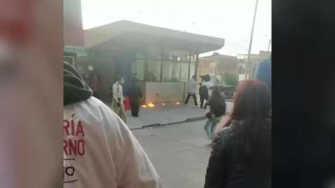 Usme: Encapuchados prenden fuego al CAI de Santa Librada