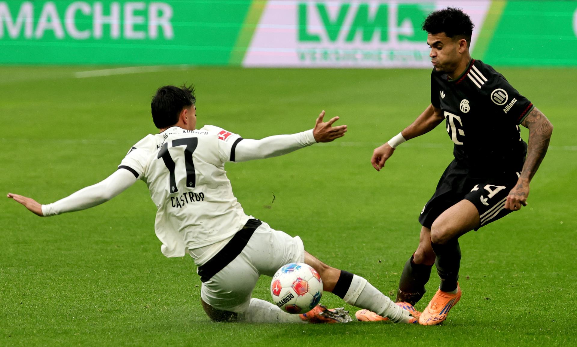 MOENCHENGLADBACH (Germany), 25/10/2025.- Jens Castrop of Moenchengladbach (L) in action against Luis Diaz of Munich (R) during the German Bundesliga soccer match between Borussia Moenchengladbach and FC Bayern Munich in Moenchengladbach, Germany, 25 October 2025. (Alemania) EFE/EPA/RONALD WITTEK CONDITIONS - ATTENTION: The DFL regulations prohibit any use of photographs as image sequences and/or quasi-video.