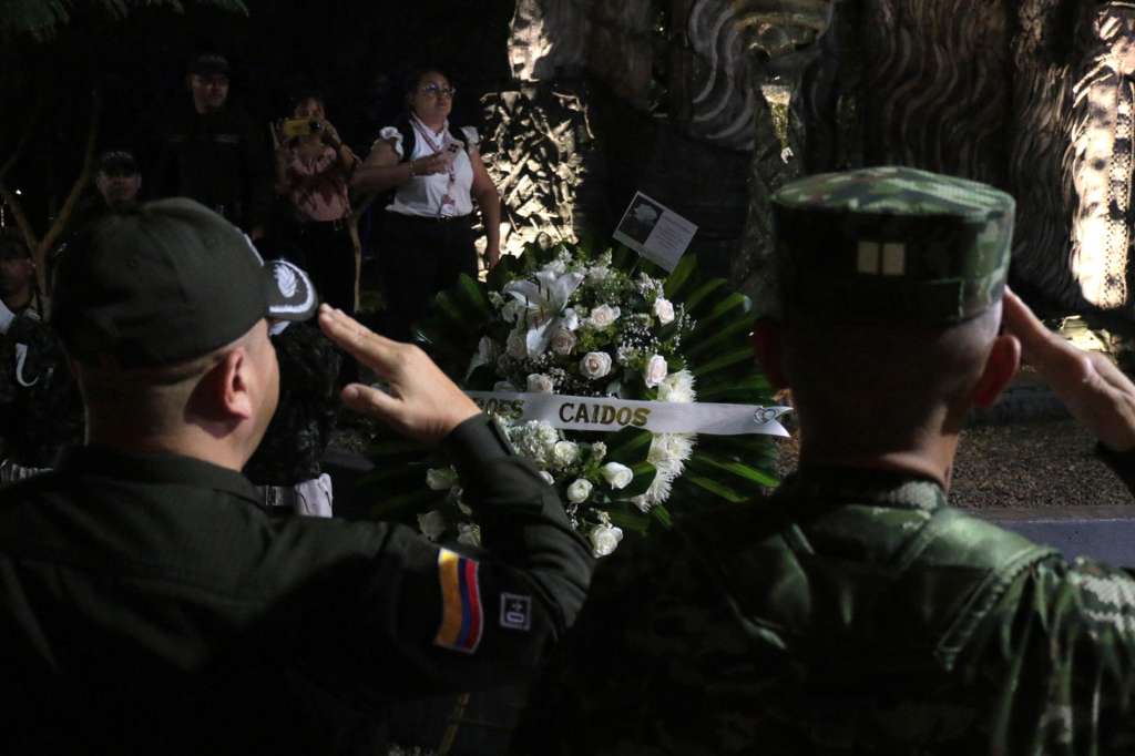 AME7594. CÚCUTA (COLOMBIA), 25/03/2026.- Residentes y militares asisten este miércoles, a un homenaje a las víctimas del accidente del avión Hércules C-130, en Cúcuta (Colombia). El Gobierno colombiano rendirá honores a las víctimas del accidente del Hércules C-130 ocurrido el lunes en el departamento amazónico del Putumayo y que dejó 69 muertos, con ceremonias en distintas regiones del país. EFE/ Mario Caicedo