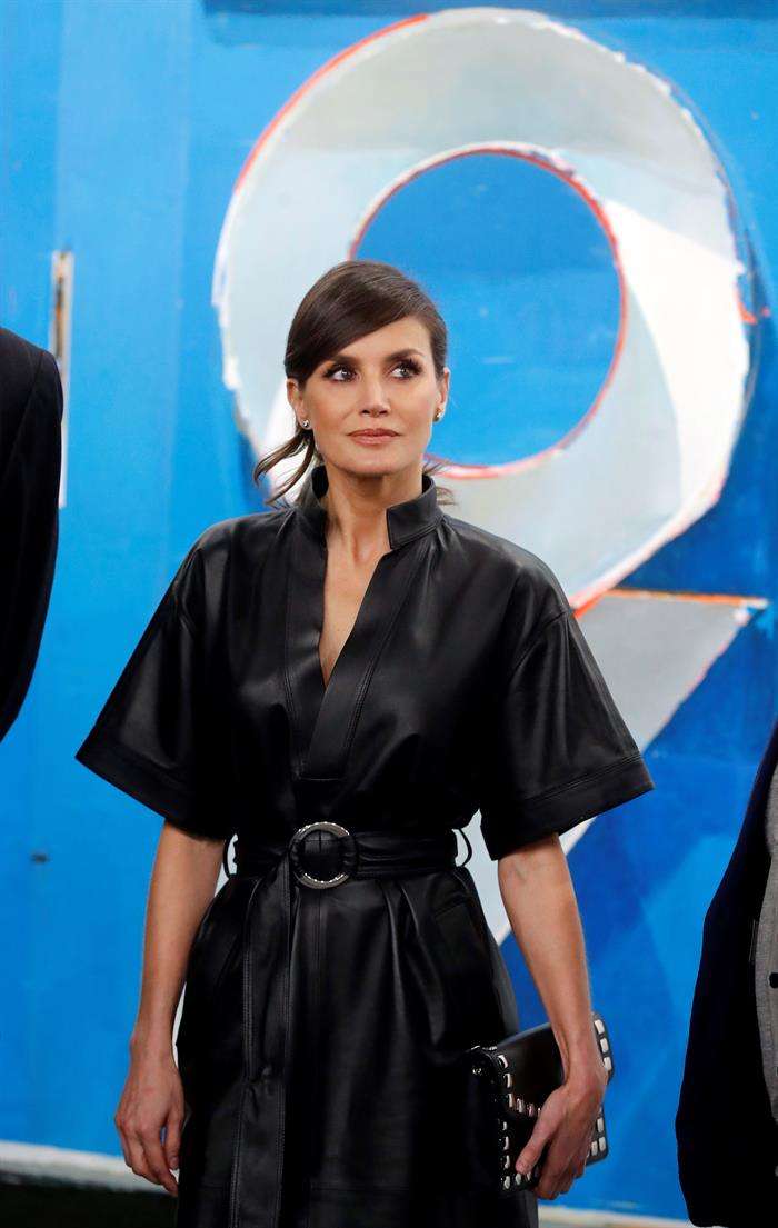 Reina LetiziaFoto: EFEHa estrenado un vestido de cuero de estilo kimono, con escote pico y mangas de murciélago. Pero lo que más llama la atención son las rajas verticales en ambos lados, dejando al descubierto las piernas de la reina. Un vestido de los más atrevidos de la reina, firmado por & Other Stories.