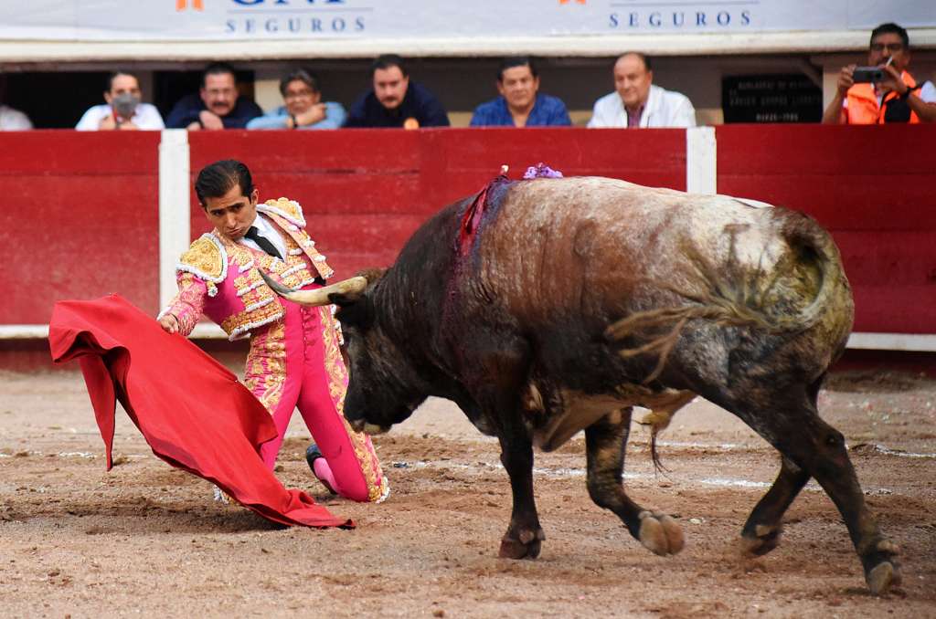 MEX3336. AGUASCALIENTES (MÉXICO), 07/05/2022.- El torero mexicano José Adame lidia a su segundo toro de la tarde, "Cabal" de 504 Kg, hoy, durante la decimosegunda corrida de Toros en la Plaza Monumental de San Marcos en Aguascalientes (México). EFE/ Tadeo Alcina
