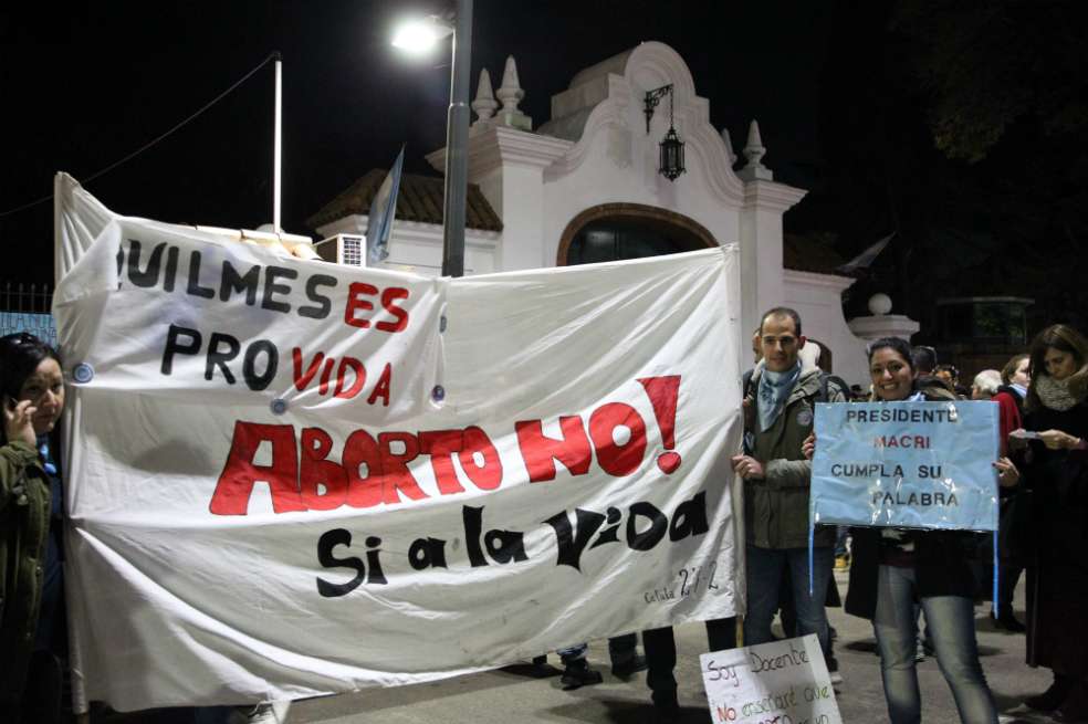 "El presidente es uno de los máximos responsables de que esta ley, que es una barbarie, se esté por votar en el Senado", aseguró una de las manifestantes.